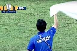 Vì sao trợ lý HLV U23 Việt Nam vẫy khăn trắng?
