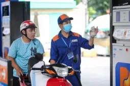 Giá xăng tăng vào ngày mai?