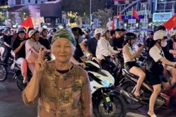 Cụ bà 91 tuổi ' đi bão ' mừng đội tuyển U23 Việt Nam vô địch, vui quên lối về