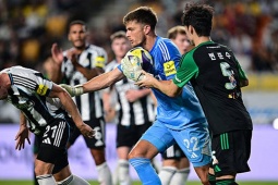 Video bóng đá Ngôi sao K League - Newcastle: Vừa thua mất mặt, vừa tổn thất lực lượng