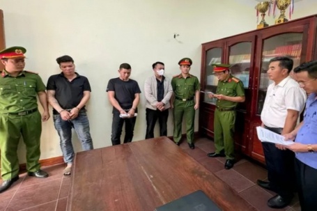 3 thanh niên lao vào phòng khám đánh người bị khởi tố