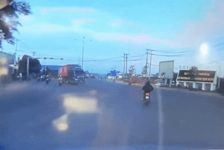 [CLIP] Pha xử lý 'thót tim' của tài xế xe container khiến nhiều người đi đường hoảng hồn