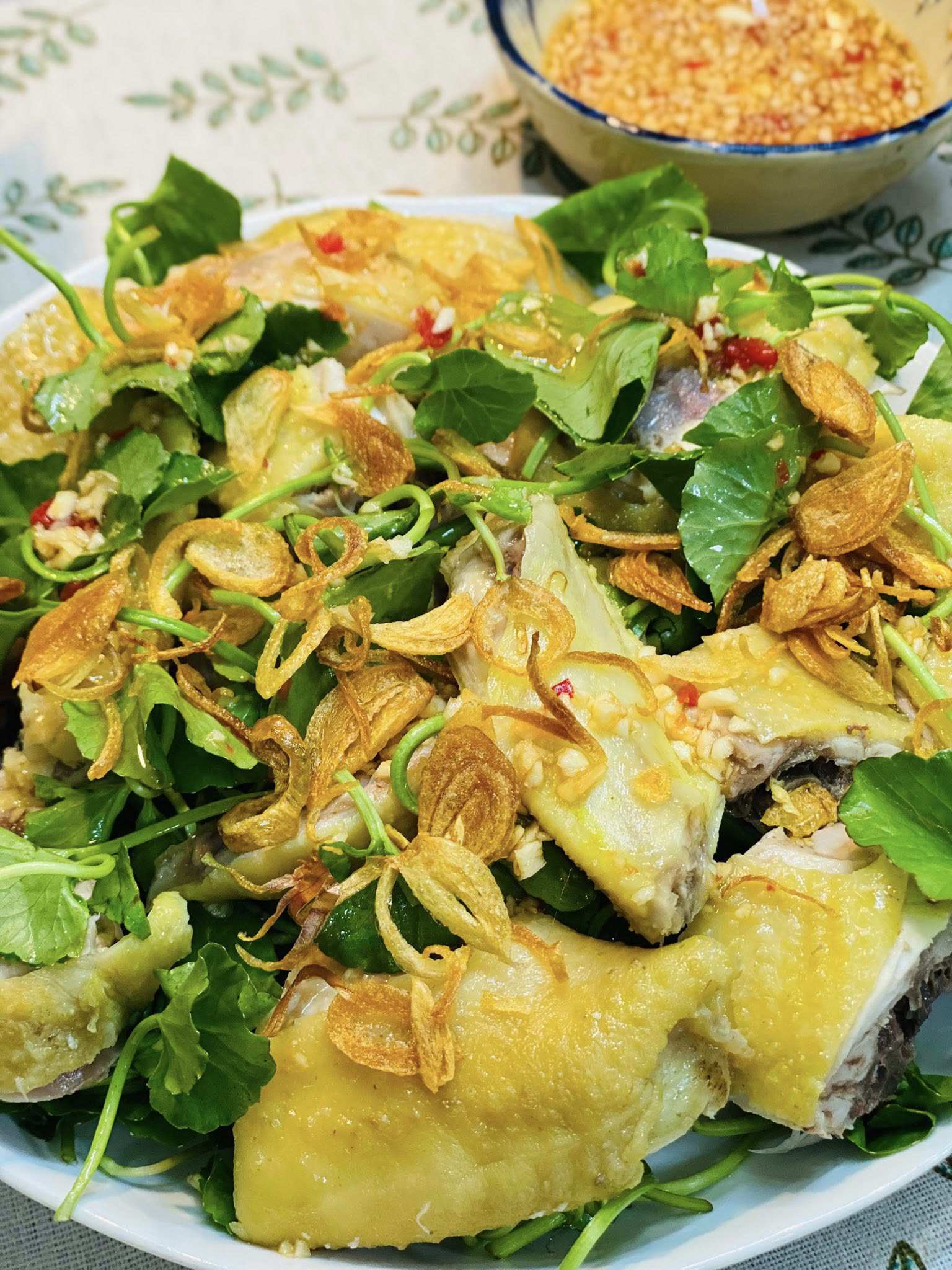 Gà luộc mà thêm bước này bao nhiêu cũng hết, lễ tết không lo thừa - 1
