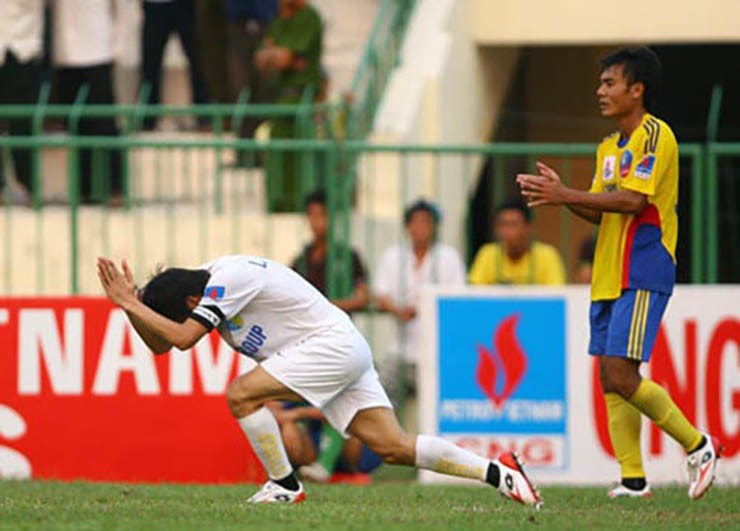 Công Vinh từng bị treo giò 6 trận cho hành động vái lạy trọng tài