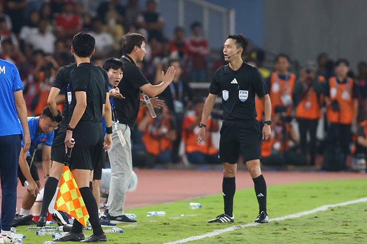 HLV Kim Sang Sik vái lạy trọng tài, có bị phạt nguội? - 7