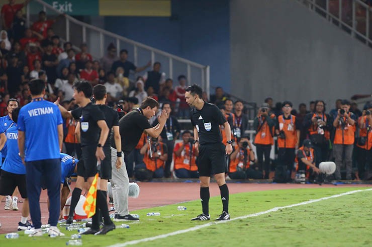 HLV Kim Sang Sik có hành động gây sốt