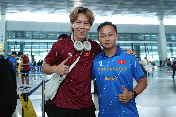 U23 Việt Nam vô địch: Người rải chai nước được săn tìm khắp cõi mạng là ai? - 6