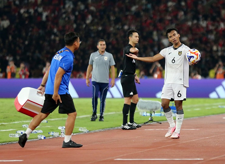 U23 Việt Nam vô địch: Người rải chai nước được săn tìm khắp cõi mạng là ai? - 2