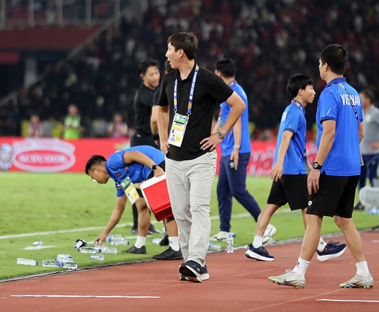 U23 Việt Nam vô địch: Người rải chai nước được săn tìm khắp cõi mạng là ai? - 3