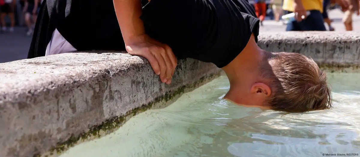 Nhiều quốc gia châu Âu cũng hứng chịu nắng nóng với nhiệt độ bề mặt lớn hơn 40 độ C. Ảnh: Reuters