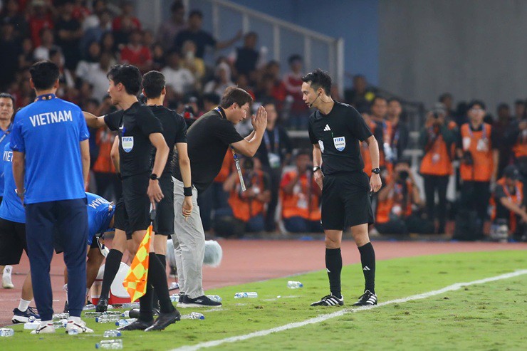 HLV Kim Sang Sik vái lạy trọng tài sau khi phải nhận thẻ vàng