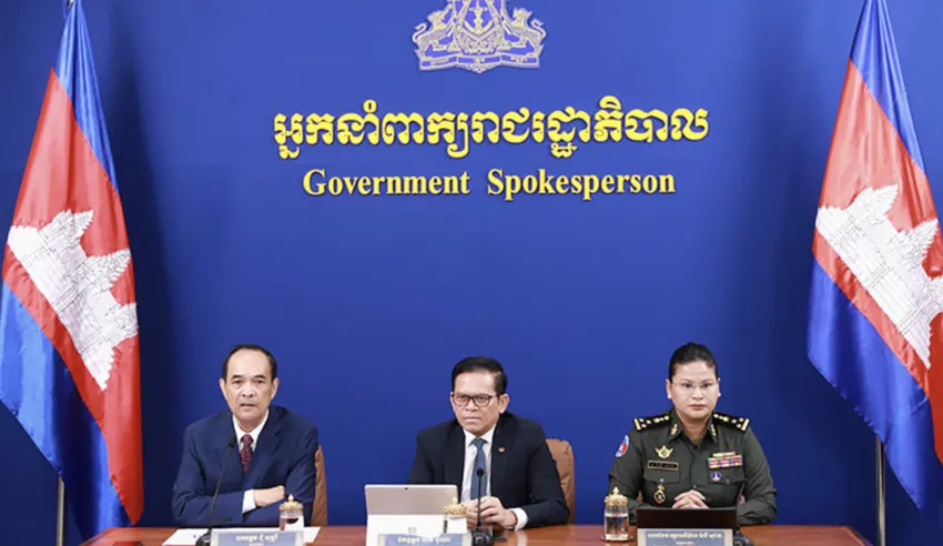 Người phát ngôn Chính phủ Campuchia - ông Pen Bona (giữa) họp báo trưa 27-7. Ảnh: KHMER TIMES