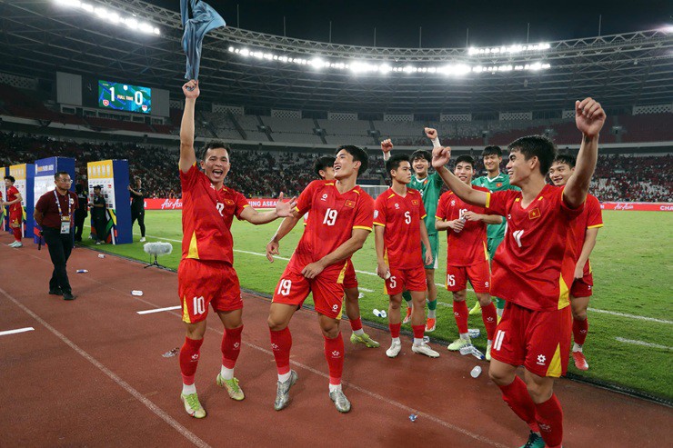 Các cầu thủ U23 Việt Nam nhảy múa ăn mừng sau chiến thắng 1-0 trước chủ nhà U23 Indonesia.