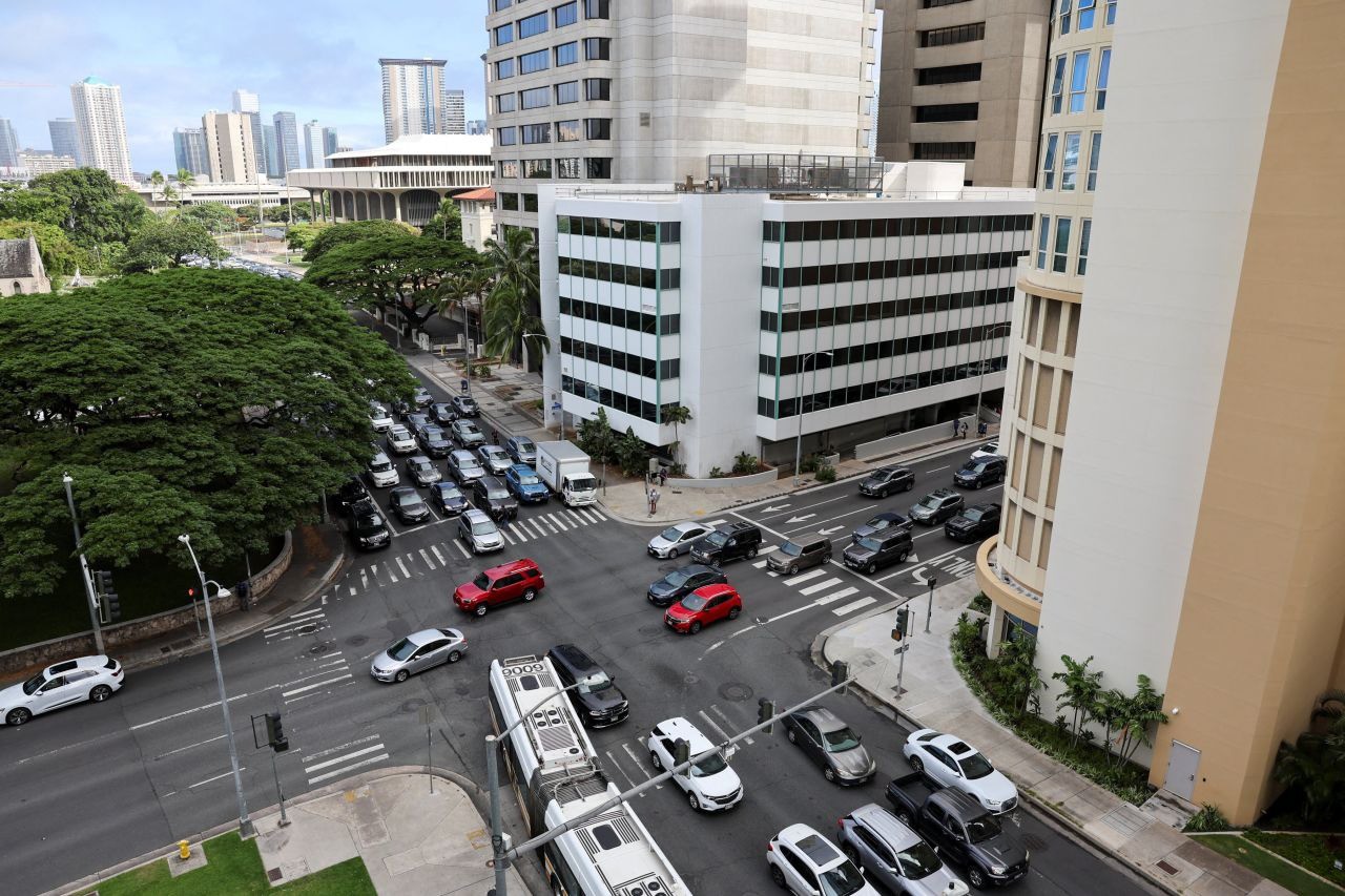 Tại Honolulu, thủ phủ bang Hawaii (Mỹ), dòng xe cộ ùn ứ sau khi giới chức cảnh báo nguy cơ xuất hiện các đợt sóng thần có sức tàn phá lớn, xuất phát từ trận động đất tại Kamchatka.Ảnh: Marco Garcia/Reuters