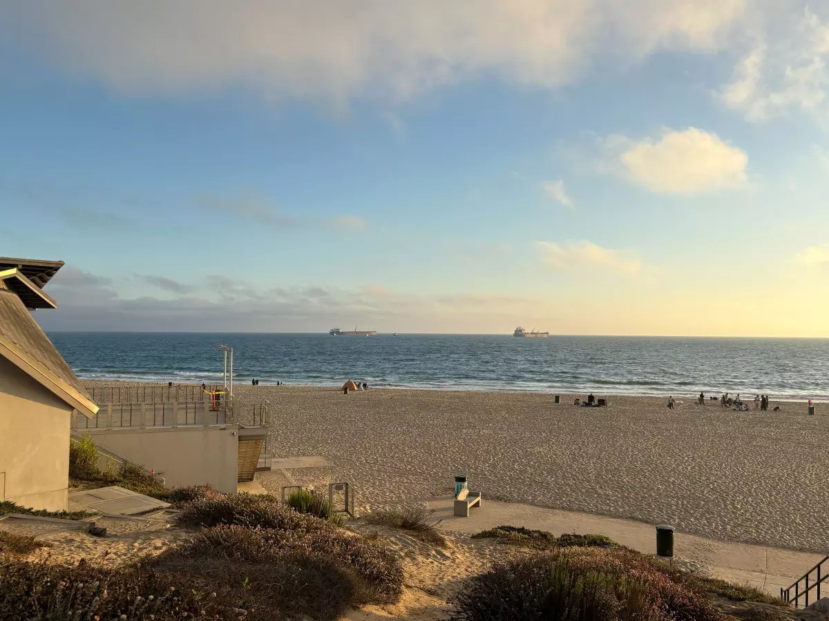 Một bãi biển ở bang California chiều 29/7 trước khi sóng thần ập vào. Ảnh: LAT