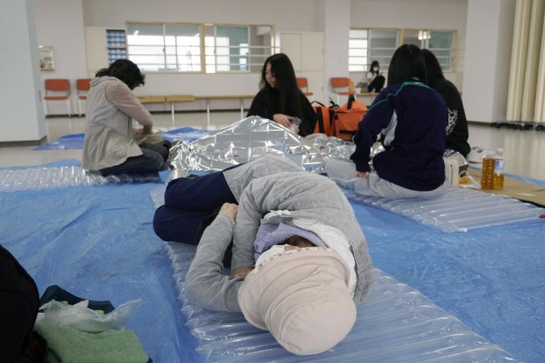 Người dân Nhật Bản ở một địa điểm sơ tán để tránh sóng thần. Ảnh: Reuters