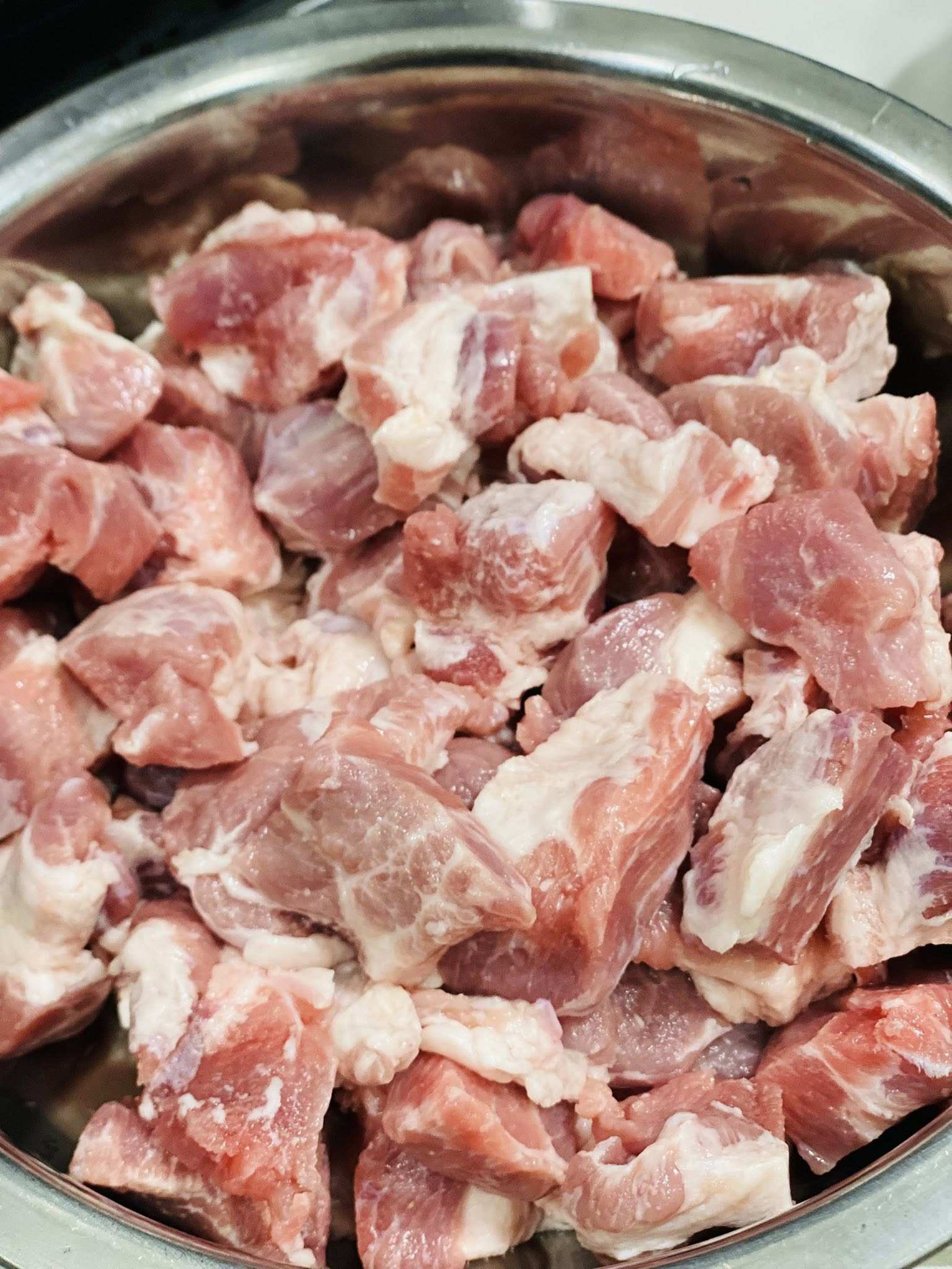 Thịt rửa sạch, thái miếng vừa ăn. Nên chọn phần thịt có cả nạc lẫn mỡ để sau khi nướng thịt mềm, không bị khô.