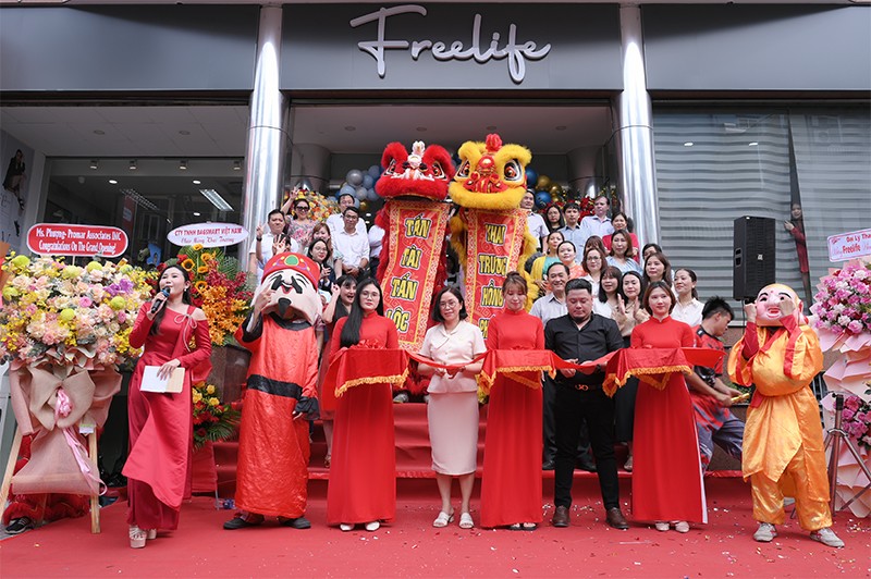 Bà Phan Thị Minh Châu – Trợ lý Tổng Giám đốc và Ông Nguyễn Vĩnh Trường - Giám đốc Kinh doanh - Đại diện Ban Lãnh đạo, Công ty Cổ phần Đầu tư và Phát triển Việt Á Châu cắt băng khánh thành khai trương Showroom Freelife