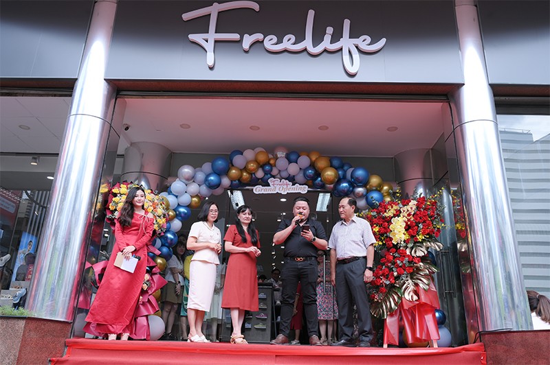 Ông Nguyễn Vĩnh Trường - Giám đốc kinh doanh - Đại diện Ban Lãnh đạo Công ty Cổ phần Đầu tư và Phát triển Việt Á Châu phát biểu khai trương