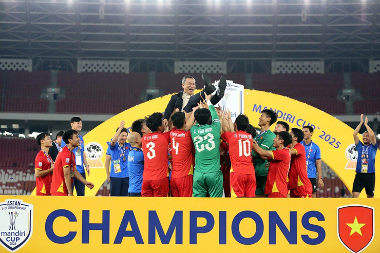 Các cầu thủ U23 Việt Nam cũng&nbsp;công kênh Trần Quốc Tuấn, chủ tịch Liên đoàn bóng đá Việt Nam (VFF).