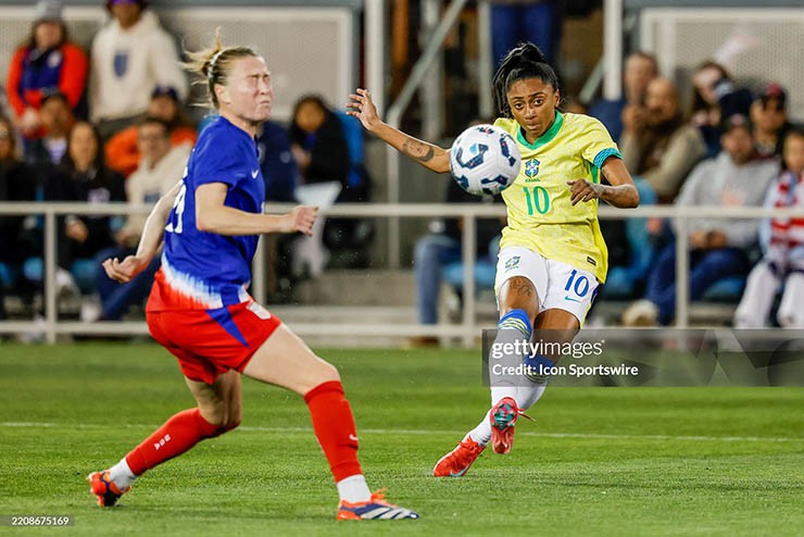 Brazil (áo vàng) thi đấu ấn tượng