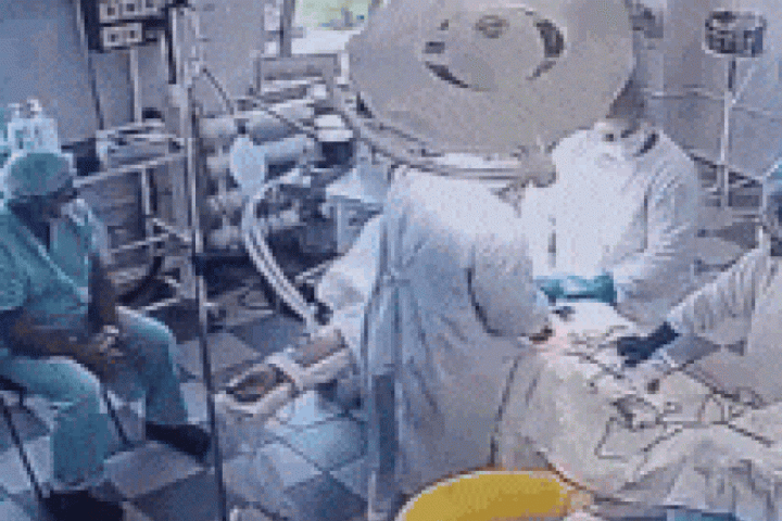 Động đất ở Nga: Cảm động hình ảnh bác sĩ nhất quyết không rời bệnh nhân dù phòng mổ rung lắc dữ dội