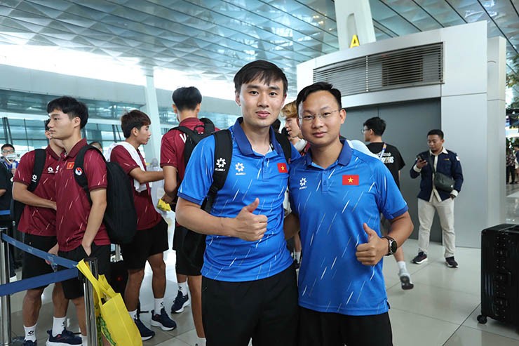 Trực tiếp U23 Việt Nam về nước: Thầy trò HLV Kim Sang Sik chia sẻ về chặng đường vô địch - 42