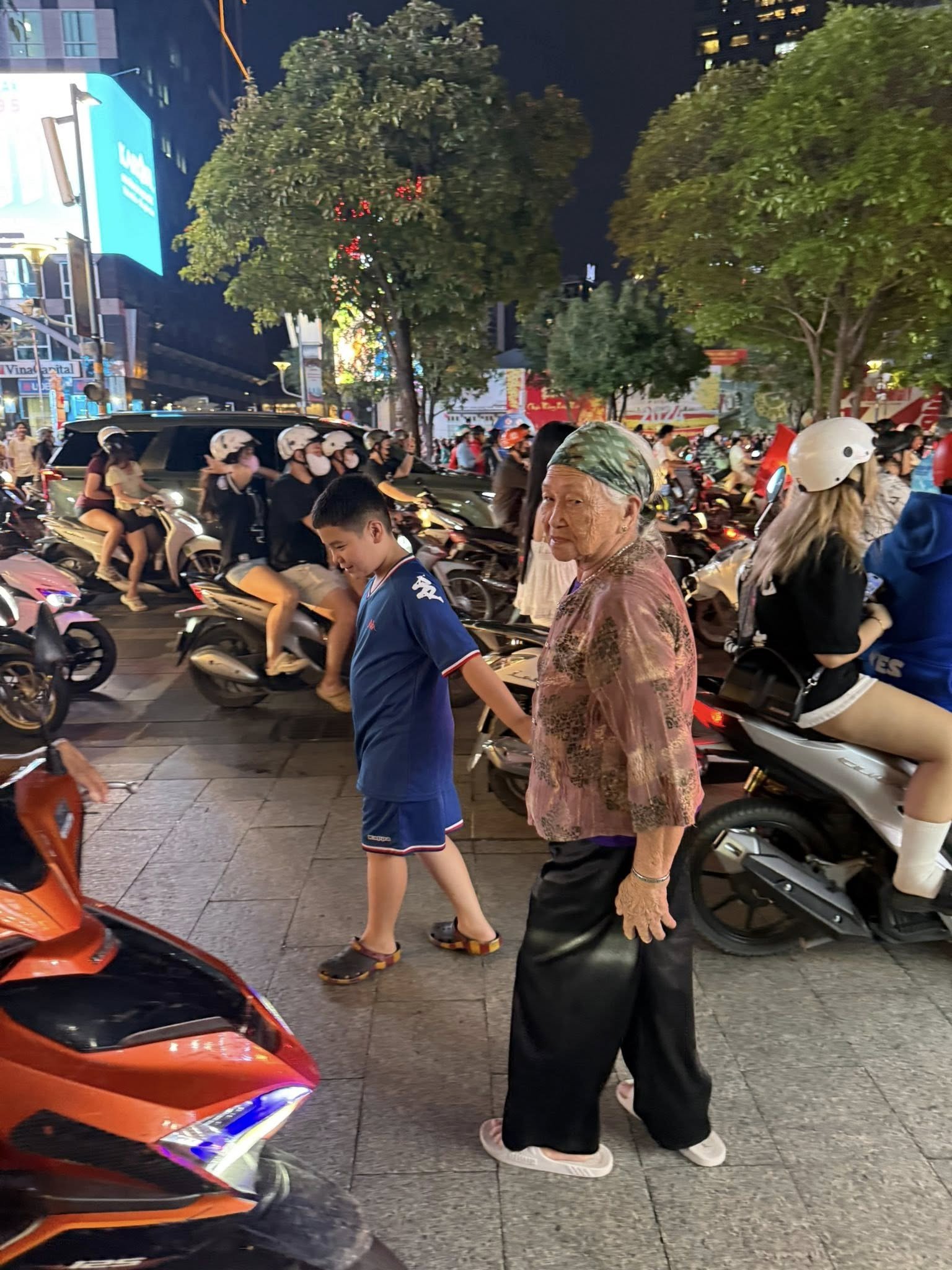 Cụ Sen phấn khởi khi được hòa mình vào không khí ăn mừng cùng hàng nghìn người hâm mộ