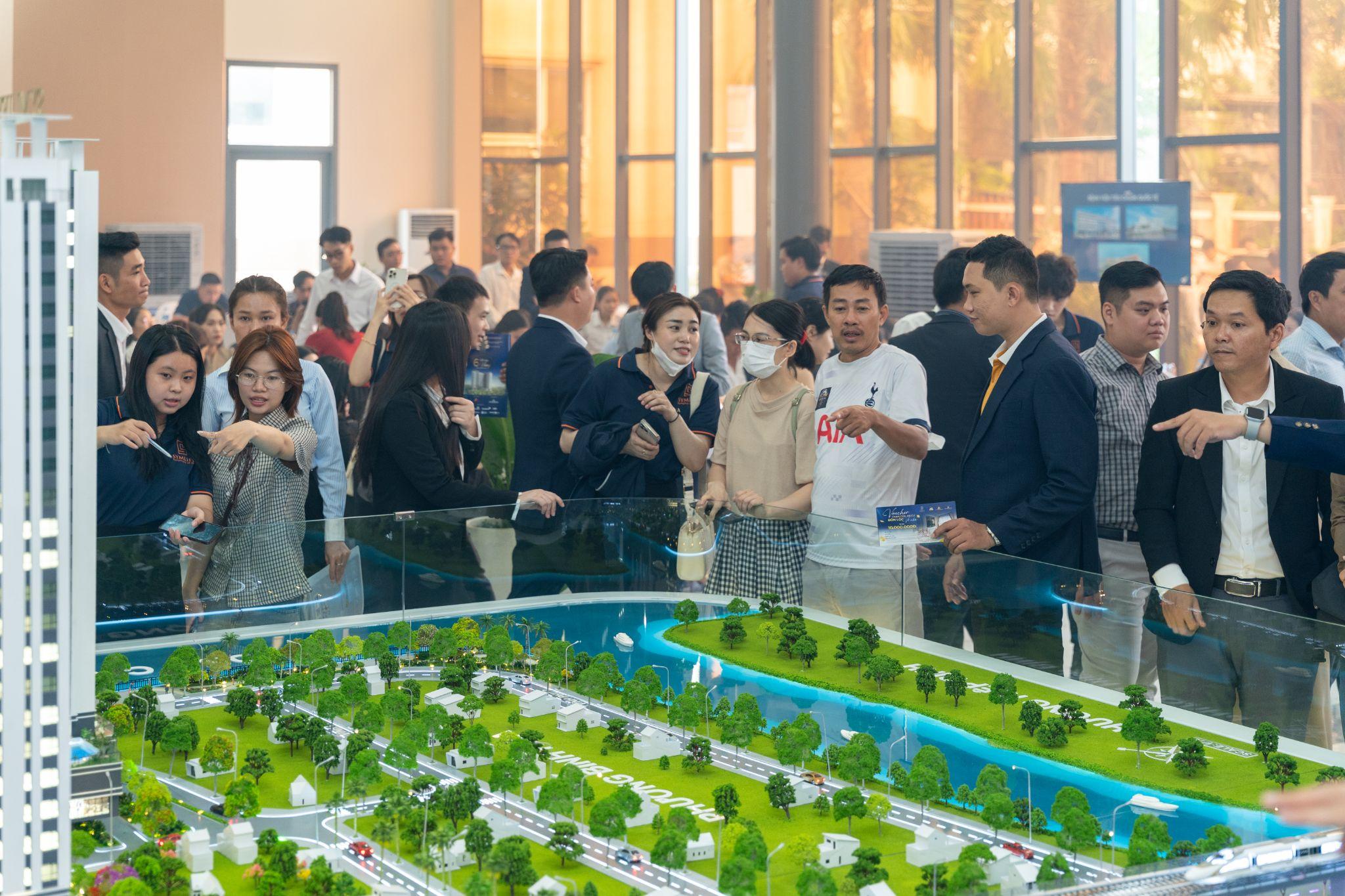 Dự án thu hút sự quan tâm của đông đảo khách hàng tham quan vào cuối tuần