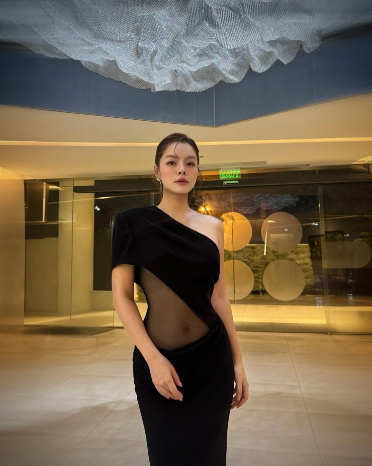 Giọng ca "Tất cả sẽ thay em" như "lão hóa ngược", chẳng hề thua kém hot girl. Ảnh: FB Phạm Quỳnh Anh