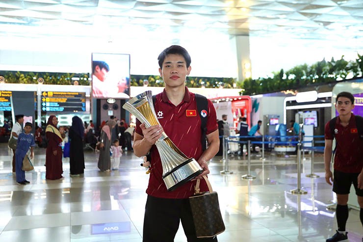 Trực tiếp U23 Việt Nam về nước: Thầy trò HLV Kim Sang Sik chia sẻ về chặng đường vô địch - 50