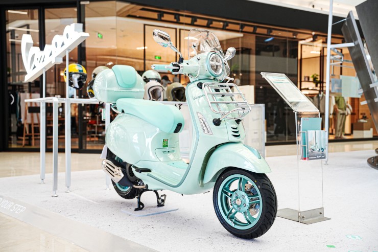 Vespa Priamvera S 2025 màu xanh dương được trưng bày&nbsp;tại&nbsp;Saigon Centre - Takashimaya, Triển lãm&nbsp;nghệ thuật thiết kế và chế tác Vespa Thế hệ mới. Đây&nbsp;không chỉ đơn thuần mang các dòng&nbsp;sản phẩm Vespa mới tiếp cận đến đông đảo công chúng, mà còn tái hiện hành trình&nbsp;tôn vinh niềm đam mê và cảm hứng sáng tạo không ngừng của thương hiệu.
