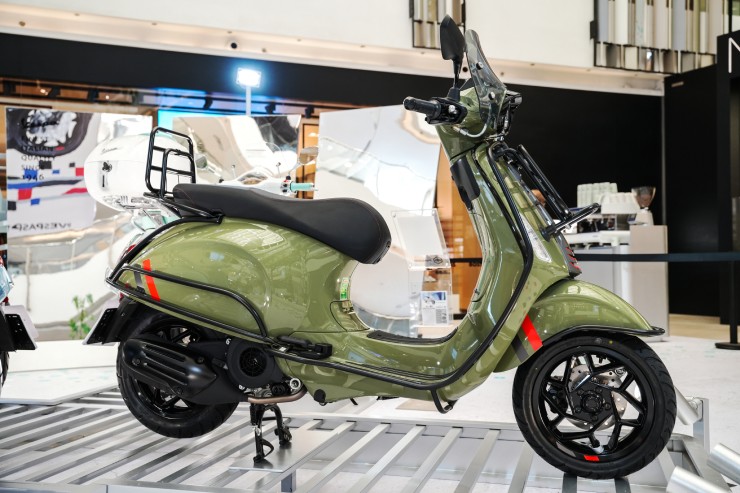 Còn đây là phiên bản Vespa Sprint S mang màu xanh lá. Dòng xe này có kính chắn gió và giá để đồ phía trước.&nbsp;
