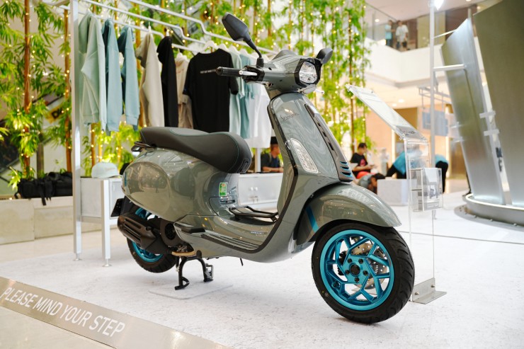 Còn đây là phiên bản Vespa Print S màu xám. Nhìn chung, các dòng xe như Primavera S và Sprint S thích hợp với phân khúc khách hàng có điều kiện kinh tế khá giả, vì đây là những dòng xe ga hạng sang.&nbsp;
