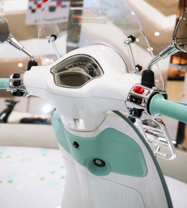 Vespa Primavera S cuốn hút hơn với bảng điều khiển dễ theo dõi và hệ thống Vespa MIA, cho phép nhận cuộc gọi, điều khiển nhạc ngay trên tay lái.
