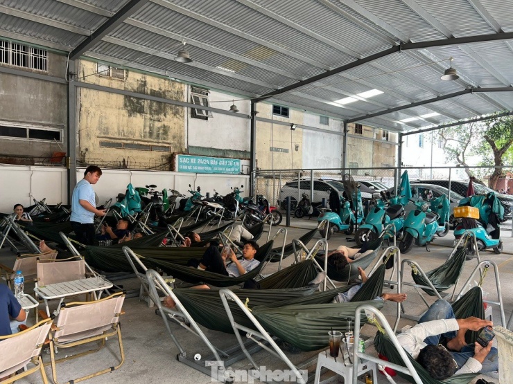 Mô hình sạc xe kiêm dịch vụ ăn uống, nghỉ ngơi nở rộ tại TPHCM
