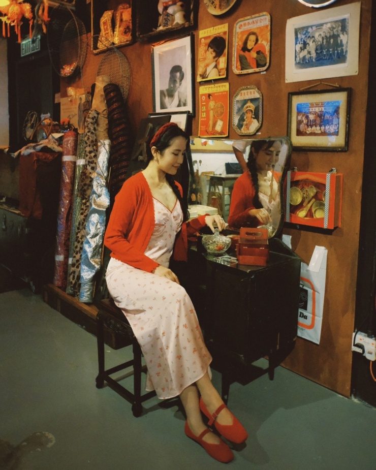 Primmy Trương phối váy hai dây lụa cùng cardigan đỏ, tựa các minh tinh Hong Kong thập niên 1980.