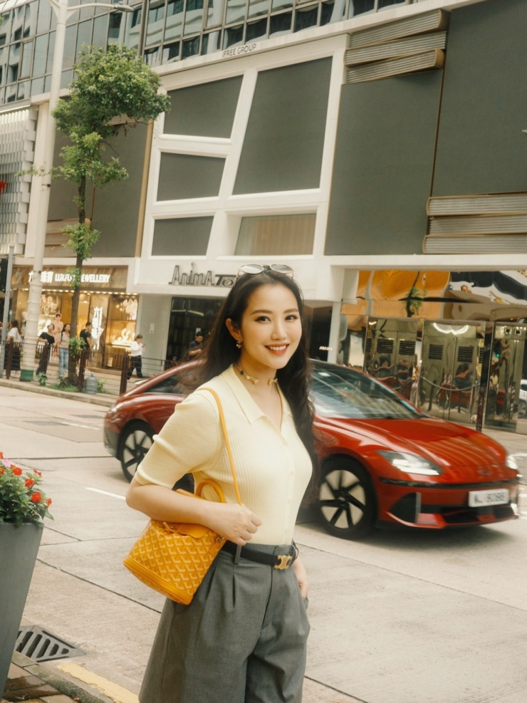 Nàng beauty blogger phối áo dệt kim cùng quần shorts bermuda - kiểu dáng thanh lịch đang được tín đồ thời trang yêu thích. Chiếc ba lô của Goyard giá xấp xỉ 100 triệu đồng theo chân Primmy Trương xuống phố.