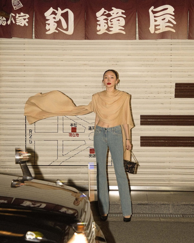 Dạo phố buổi tối ở Osaka mới đây, Tóc Tiên được khen sành điệu với trang phục tôn dáng. Mẫu crop top màu be kiểu khăn choàng đem lại nét bay bổng và làm nổi bật vòng eo săn chắc, trong khi quần jeans ống đứng kèm giày cao gót giúp "kéo dài" đôi chân.