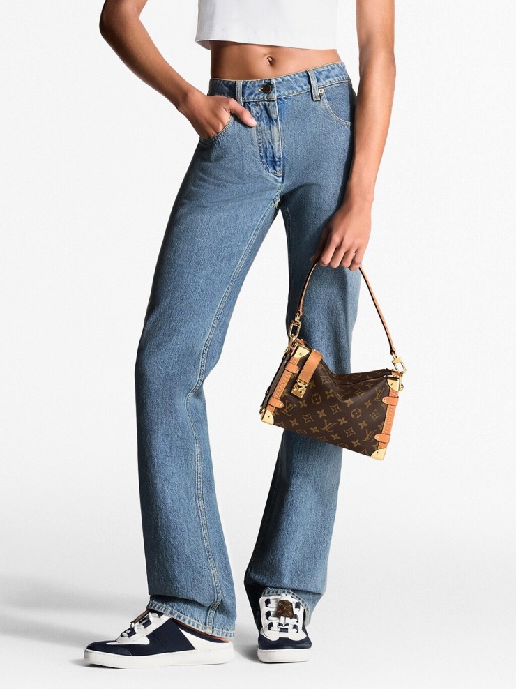 Quần jeans ống đứng tối giản khiến người đẹp Việt phải chi 1.640 USD (hơn 43 triệu đồng).
