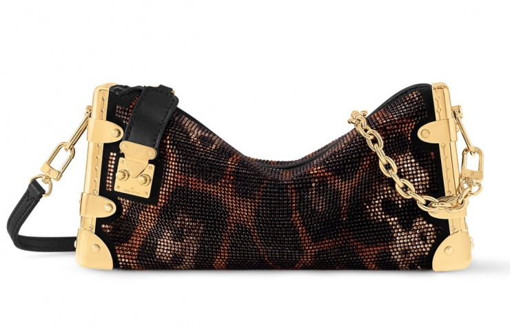 Bà xã Hoàng Touliver xách túi Slim Trunk 7.800 USD (206 triệu đồng) thuộc bộ sưu tập Louis Vuitton Resort 2025, chất liệu da bê đính hàng nghìn viên pha lê Swarovski lấp lánh.