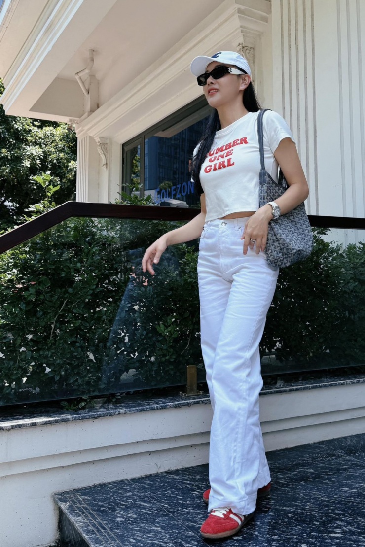 Phương Oanh được người hâm mộ khen 'trẻ như teen girl' khi phối áo thun crop top cùng quần jeans và giày thể thao. Chiếc áo phông bà mẹ hai con mặc có giá khoảng 600 nghìn đồng.