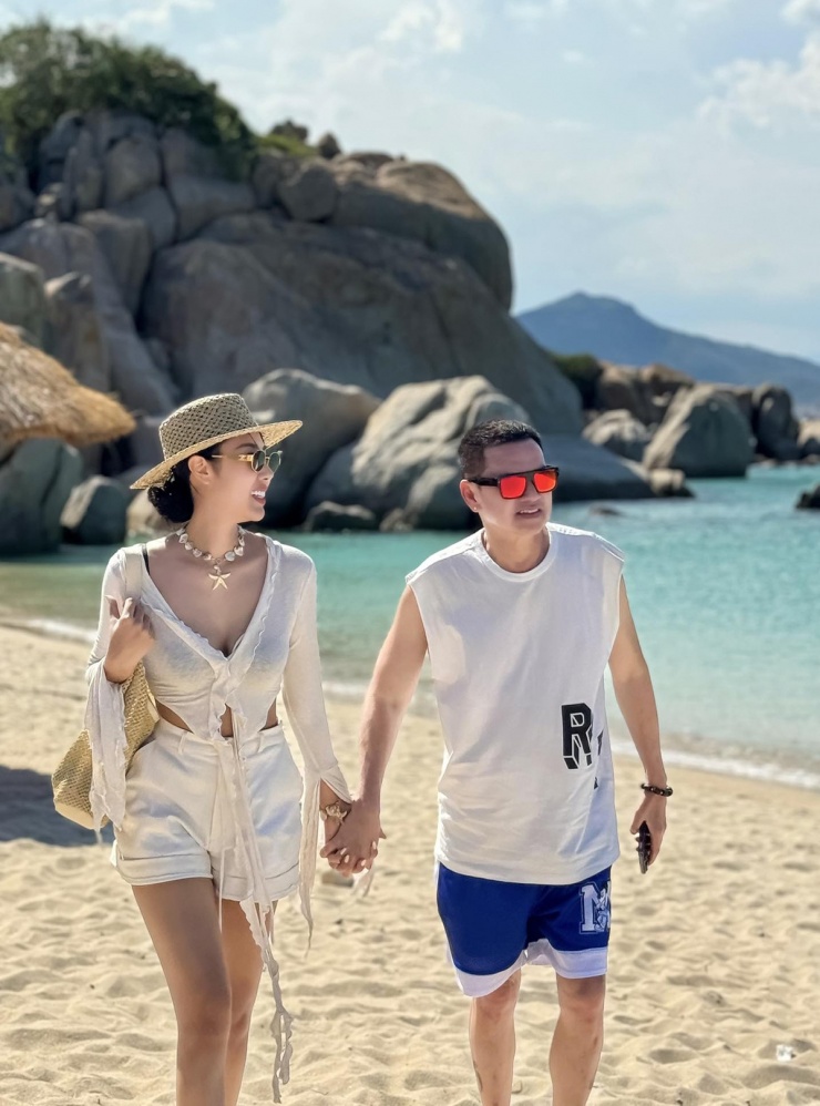 Bạn gái mặc váy &#39;như sắp tụt&#39; dạo biển cùng Quang Minh - 7