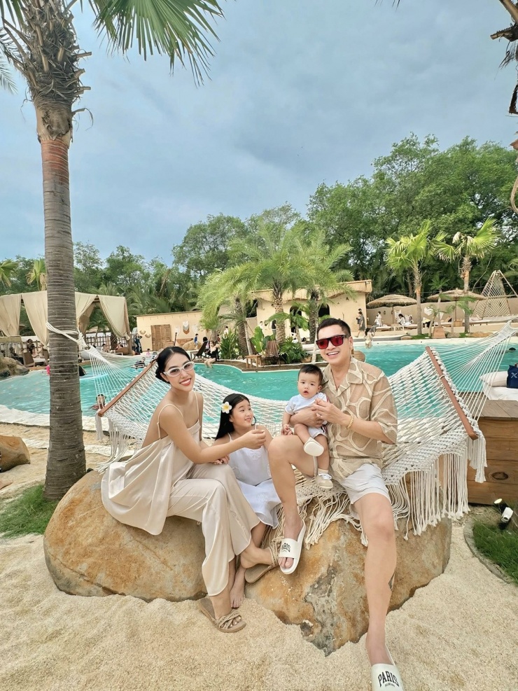 Với những chuyến nghỉ dưỡng gần, đôi uyên ương đưa cả hai con theo. Cuối tháng 5, gia đình nghệ sĩ đi chơi ở một khu du lịch tại Thủ Đức, TP HCM.
