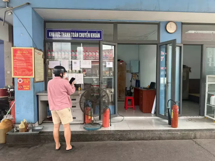 Một số cửa hàng xăng dầu bố trí khu vực thanh toán bằng hình thức chuyển khoản. Ảnh: AH