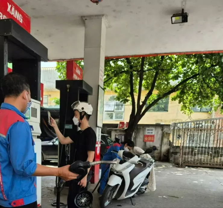 Thanh toán không dùng tiền mặt tại các trạm xăng ngày càng phổ biến, nhiều thuận tiện cho người tiêu dùng nhưng ở góc độ doanh nghiệp thì còn nhiều bất cập. Ảnh: AH
