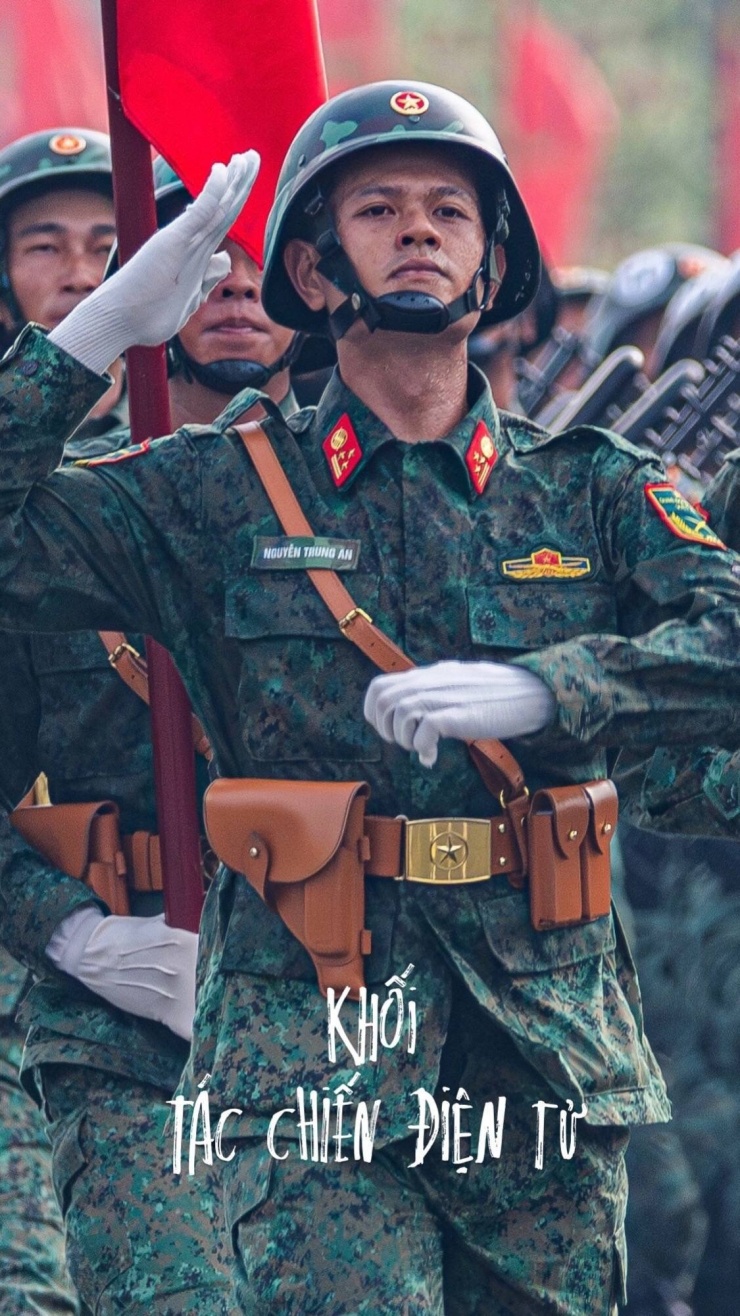 "Chú An" là biệt danh đặc biệt nhiều người dân gọi Khối trưởng Khối Tác chiến điện tử. Ảnh: Hồ Quang Huế.