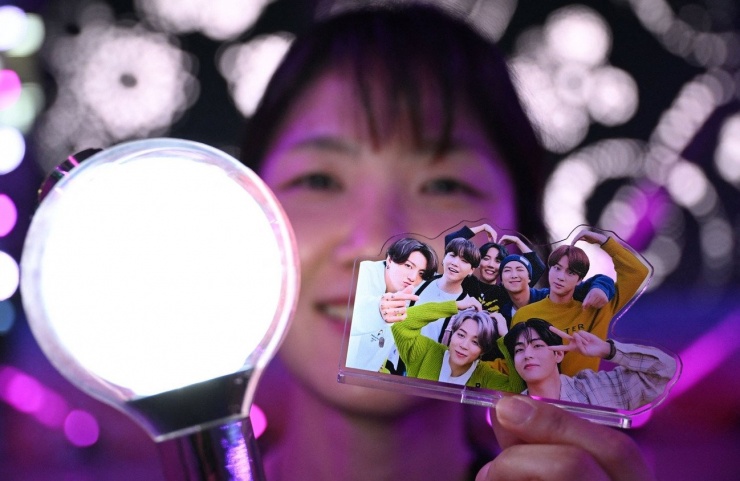 Fan Kpop ở Mỹ lo lắng chính sách của ông Trump khiến họ không đủ khả năng kinh tế để "đu idol". Ảnh: Getty Images.