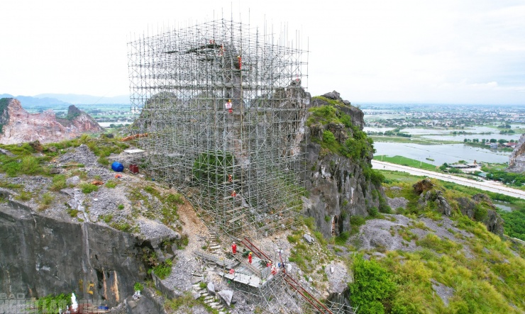 Để "cứu" Hòn Vọng Phu, đơn vị thi công đã dựng hệ thống giàn giáo khủng cao hơn chục mét trên đính núi Nhồi bao quanh khối đá bị sét đánh trước đó, để tiến hành các phương án gia cố