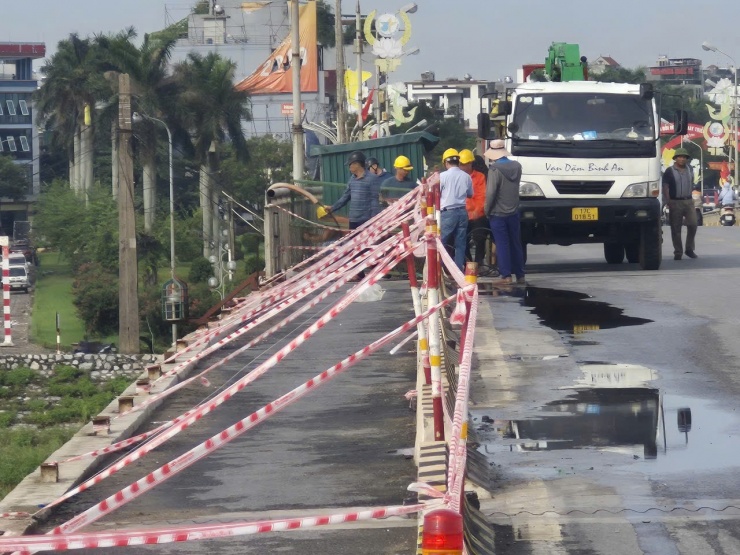 Đoạn lan can cầu Thái Bình bị hư hỏng đã được lực lượng chức năng chăng dây cảnh báo. Ảnh: CTV.